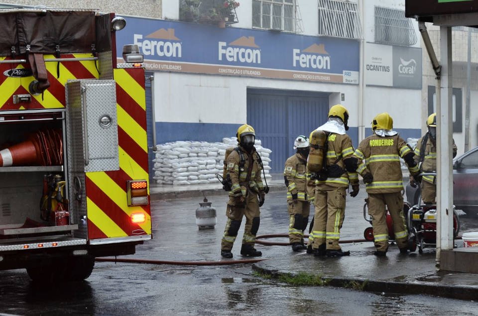 bombeiros analisam entrada de estabelecimento