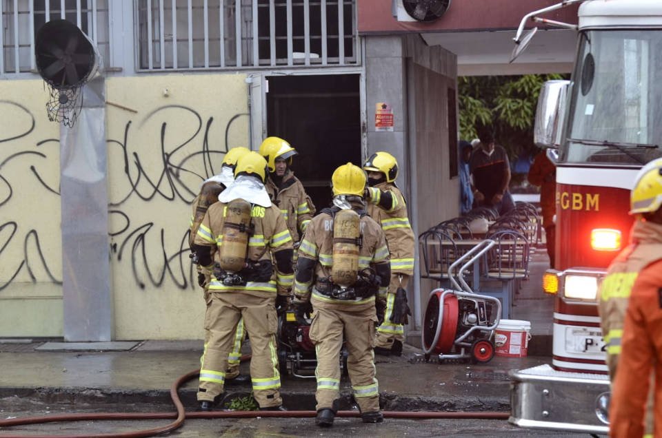 bombeiros aglomerados