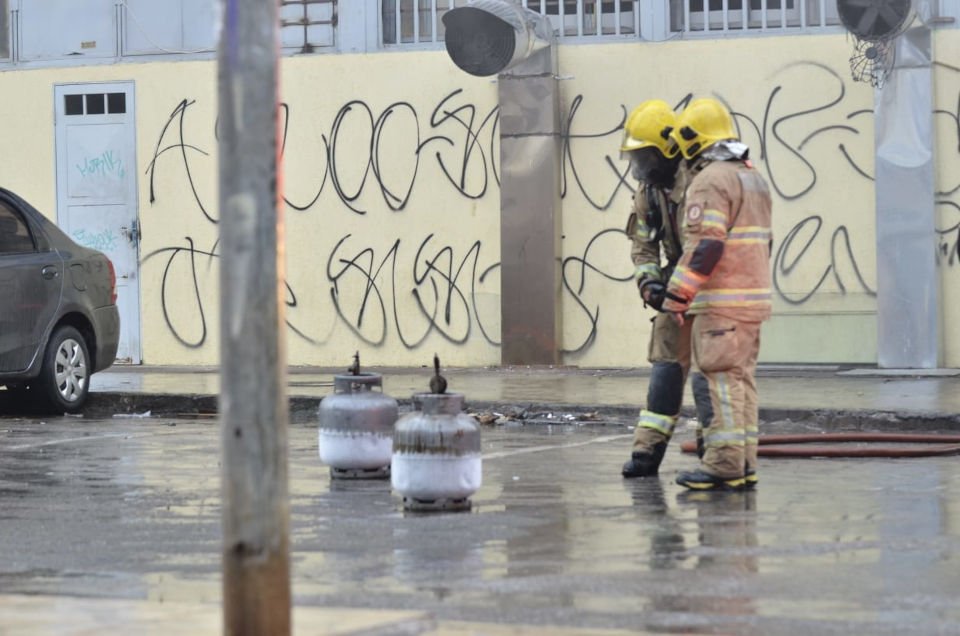 bombeiros olham botijão de gás