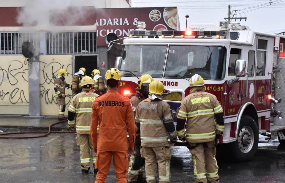 bombeiros em frente à caminhão