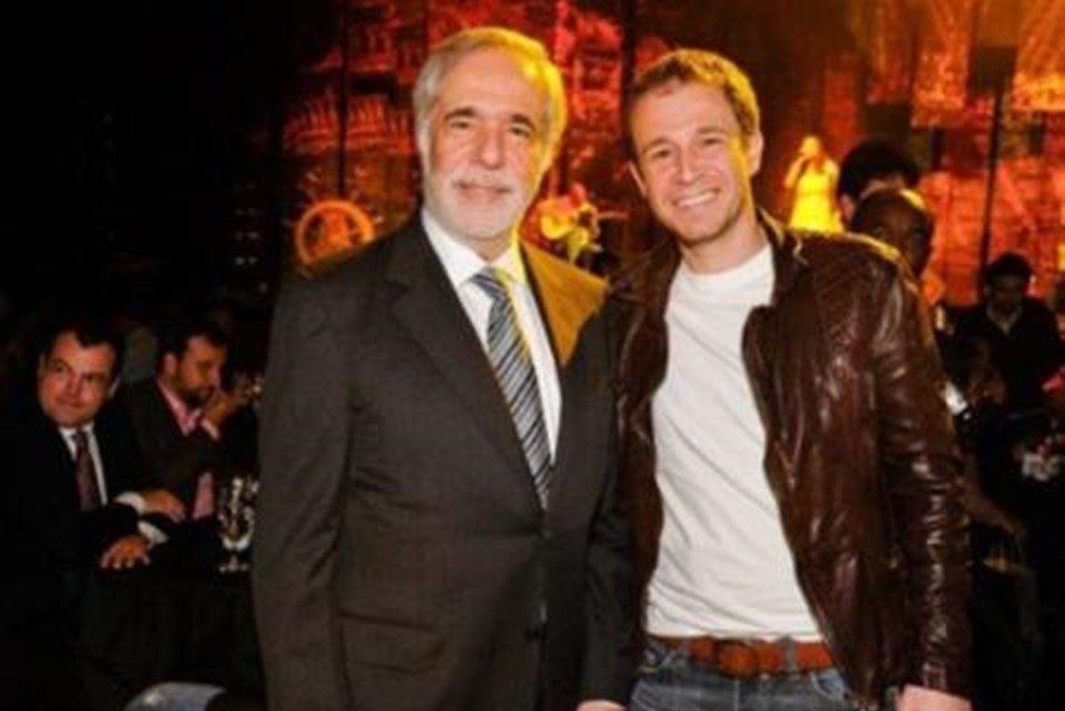 Dois homens sorrindo