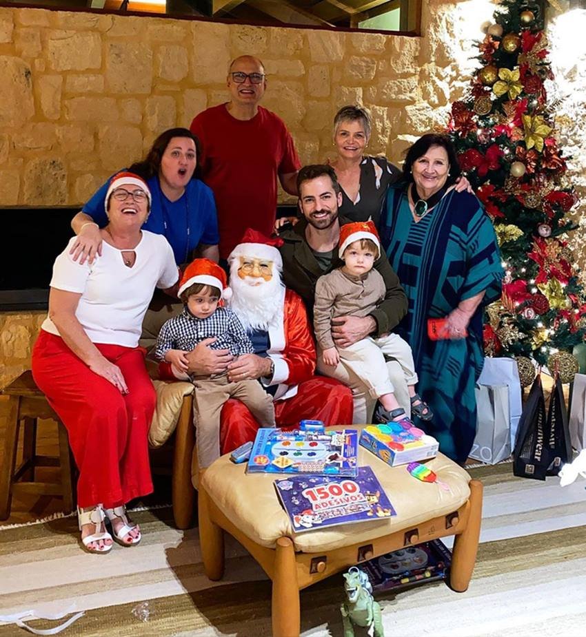 Thales Bretas com a fam&iacute;lia de Paulo Gustavo