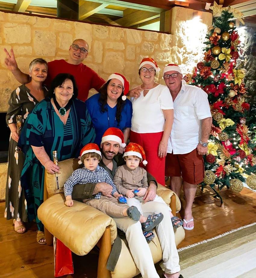 Thales Bretas com a fam&iacute;lia de Paulo Gustavo