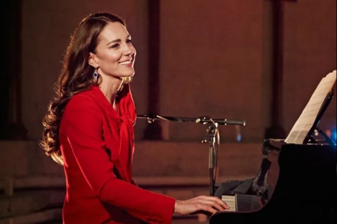 Kate Middleton tocando piano