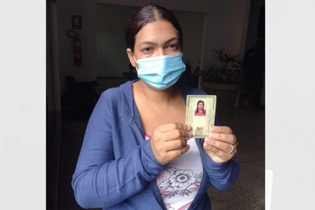 Wylla da Silva, com identidade da mãe, Aparecida Ribeiro, desaparecida após acidente de ônibus em Goiás