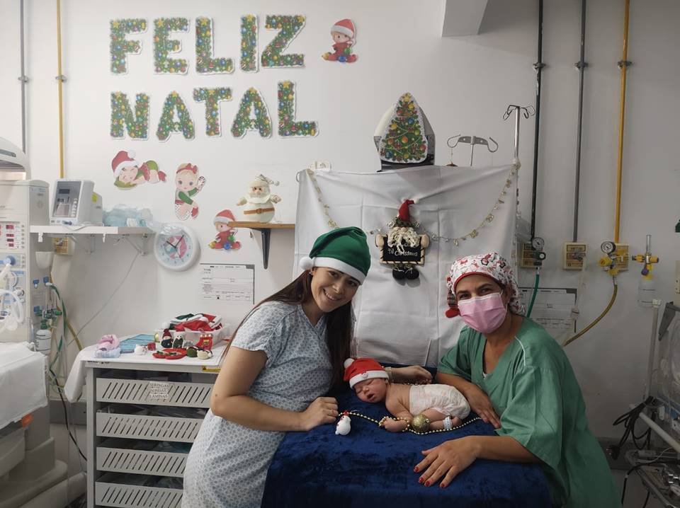Pais com bebê-noel em ensaio fotográfico de Natal no HUB