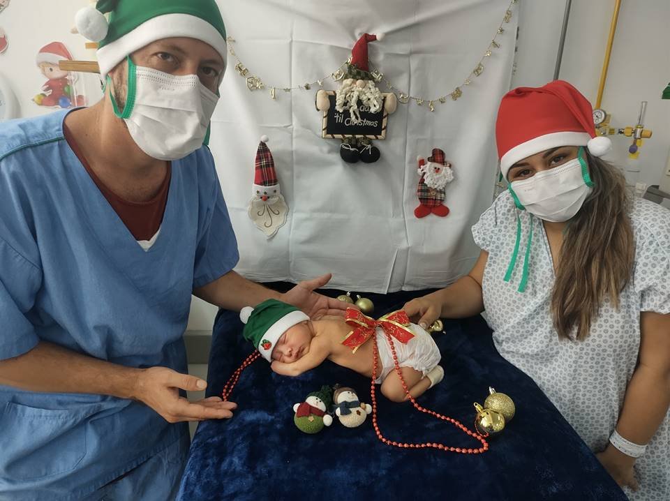 Pais com bebê-noel em ensaio fotográfico de Natal no HUB