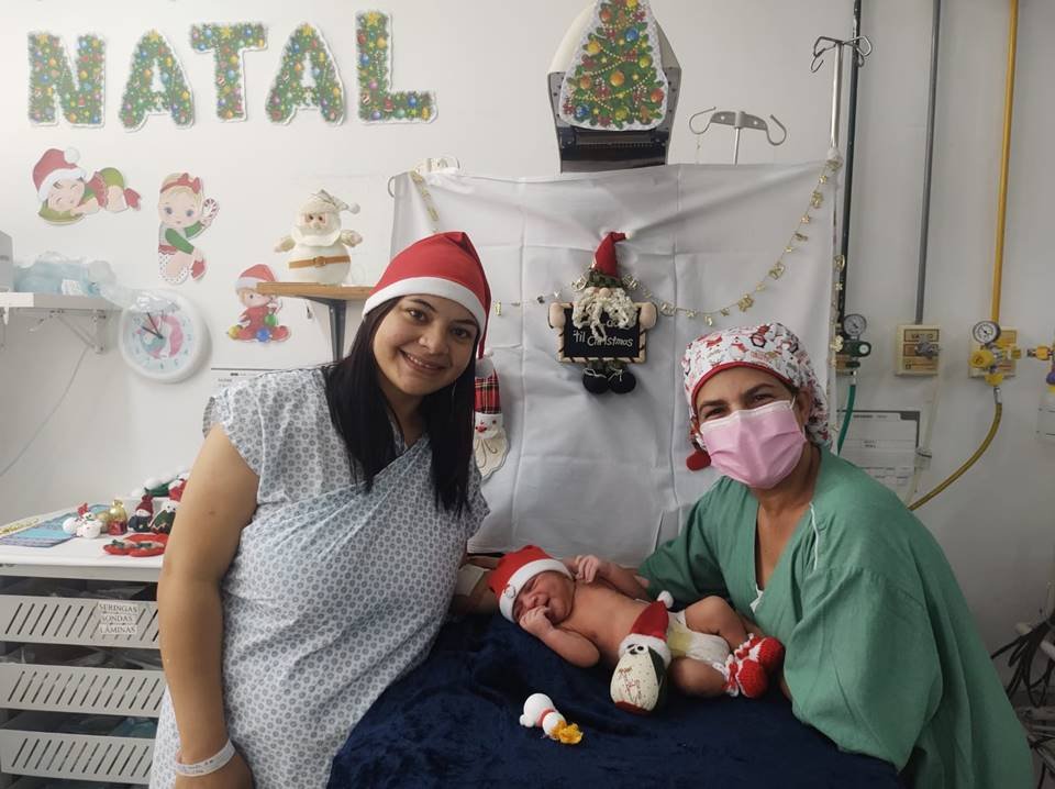 Mãe com bebê fantasiado em ensaio de Natal no HUB