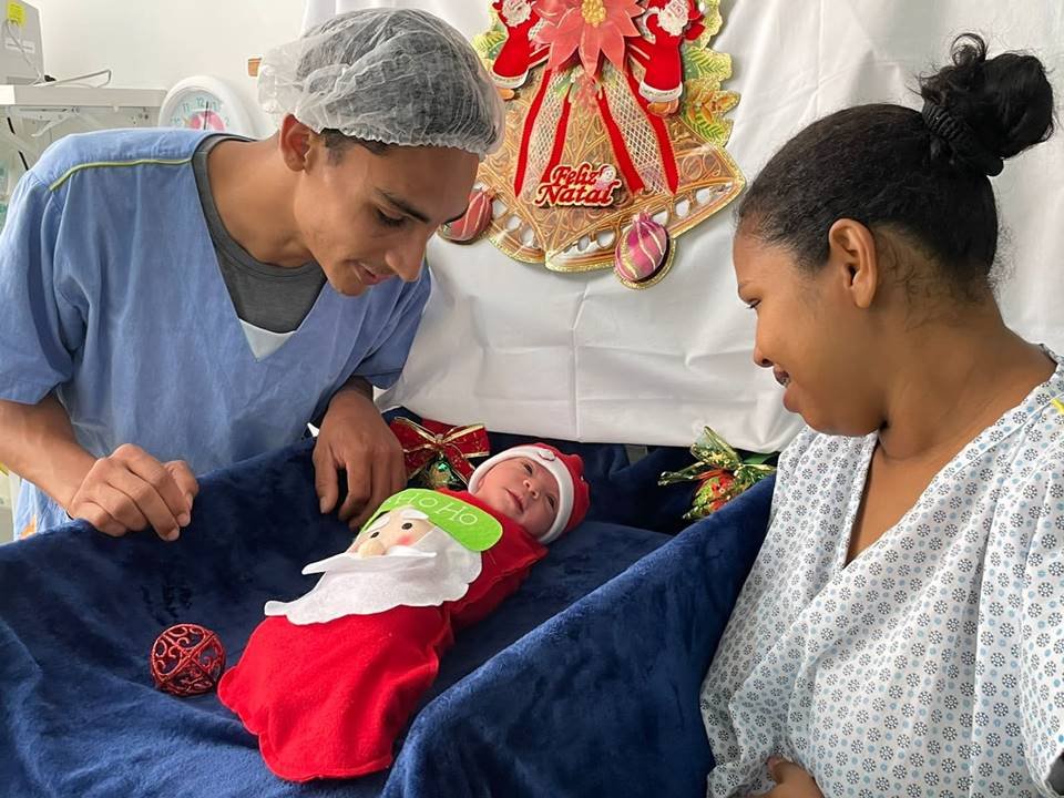 Pais com bebê-noel em ensaio fotográfico de Natal no HUB