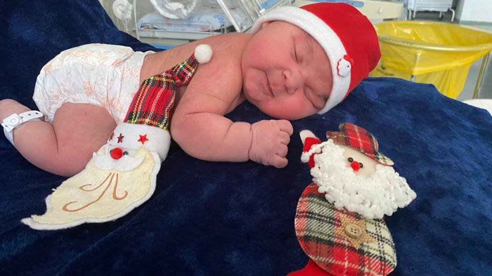 Pais com bebê-noel em ensaio fotográfico de Natal no HUB