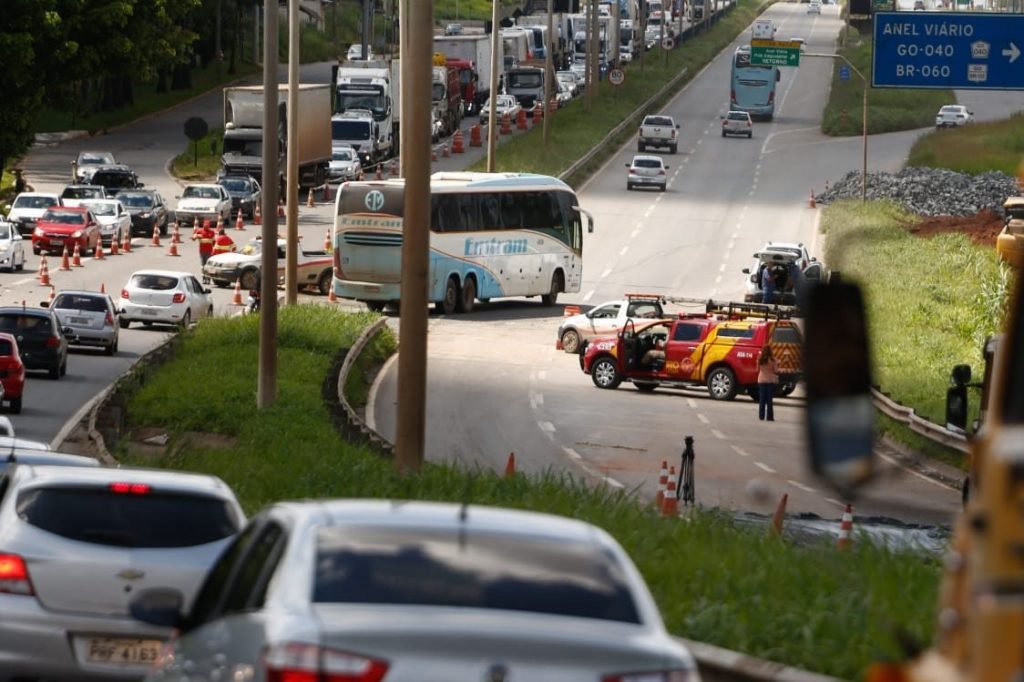 BR-153, em Aparecida de Goiânia (GO), ponto onde tem um desvio por conta de erosão na pista. Ocorreu acidente de ônibus com 6 mortes no lugar