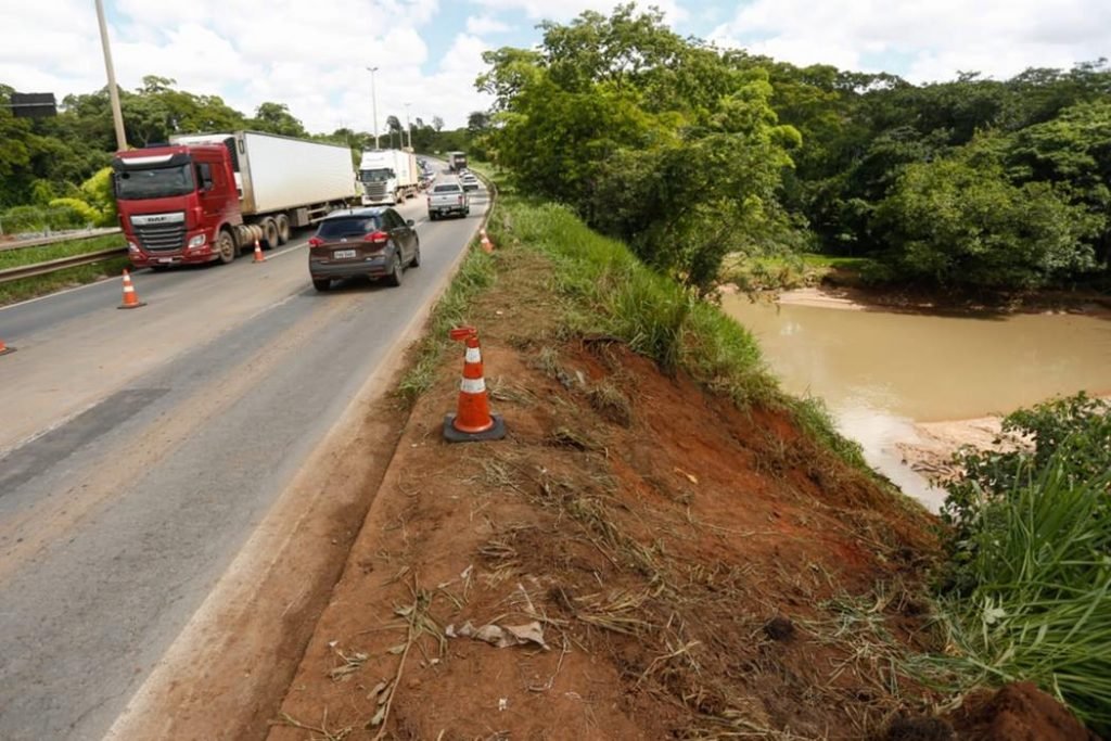 BR-153, em Aparecida de Goiânia (GO), ponto onde tem um desvio por conta de erosão na pista. Ocorreu acidente de ônibus com 6 mortes no lugar
