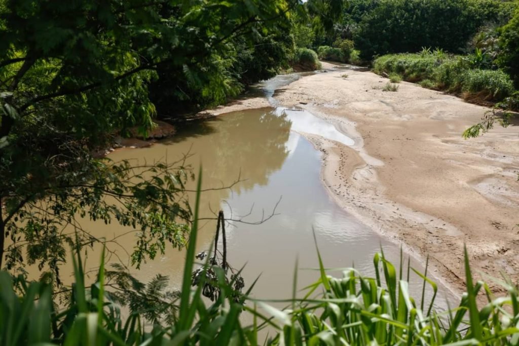 Leito do Córrego Santo Antônio, em Aparecida de Goiânia (GO), onde ônibus caiu após acidente com seis mortes