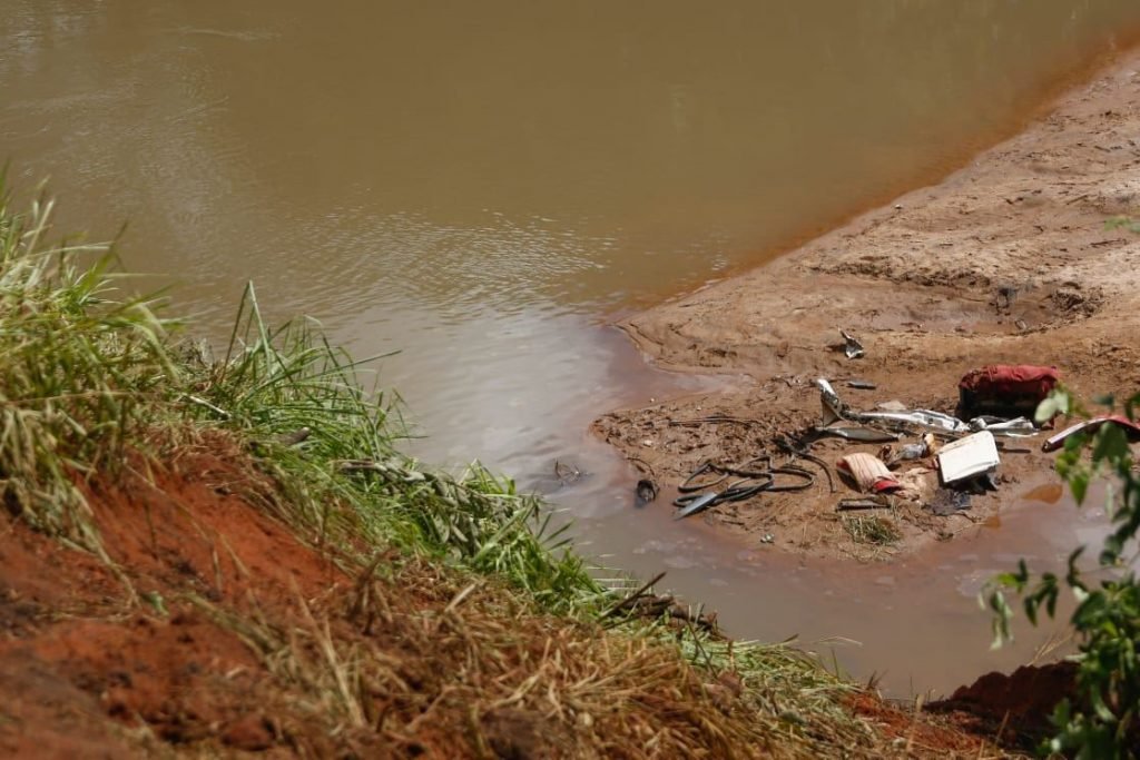 Leito do Córrego Santo Antônio, em Aparecida de Goiânia (GO), onde ônibus caiu após acidente com seis mortes