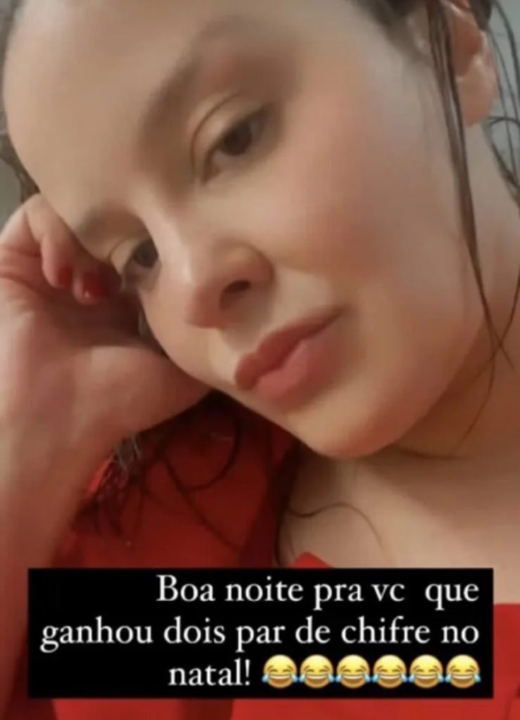 Maiara ganhou um par de chifres de natal