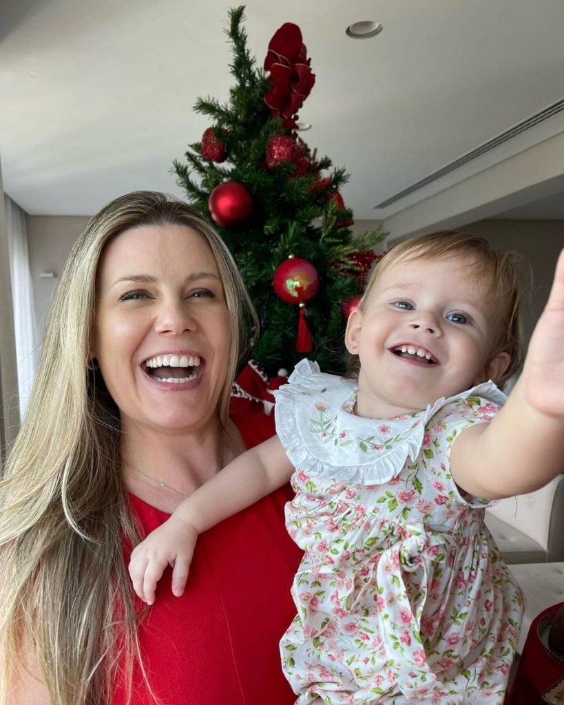 Daiana Garbin desejou feliz Natal aos seus seguidores com uma foto com a filha Lua