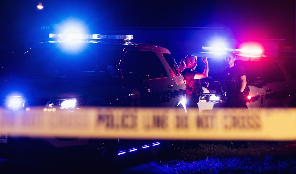 Jovem é morta em provador de loja durante ação policial nos EUA