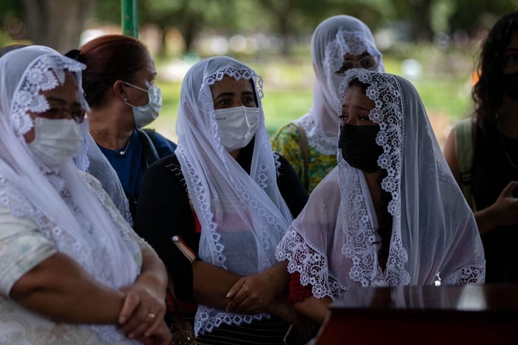 Enterro de Shirlene e Tauane, mãe e filha mortas no DFno DF
