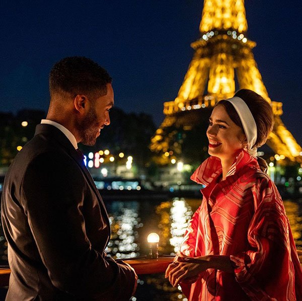 Atores da série Emily in Paris em frente à Torre Eiffel