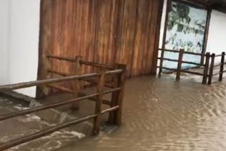 Rio de Contas transborda e invade centro de canoagem de Ubaitaba