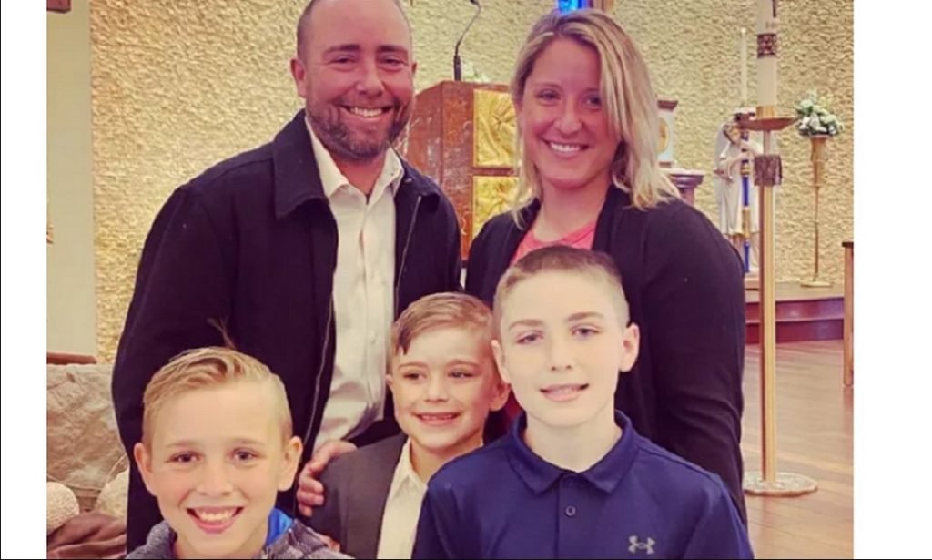 Na imagem colorida, uma familia está posicionada no centro