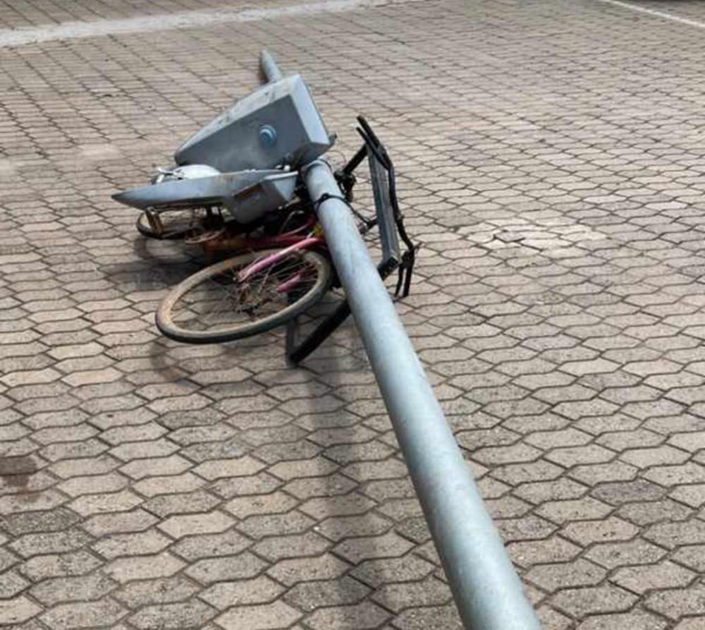 Homem rouba poste, transporta em bicicleta por mais de 1 km e é preso 2 Poste em cima de bicicleta caída no chão