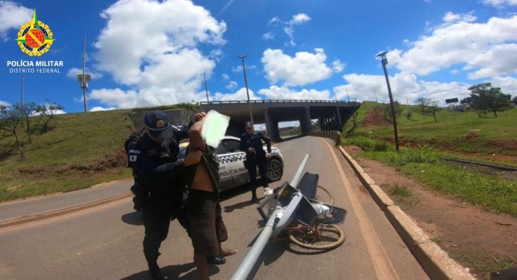 Homem rouba poste, transporta em bicicleta por mais de 1 km e é preso 4 Policiais prendendo homem em pista de asfalto