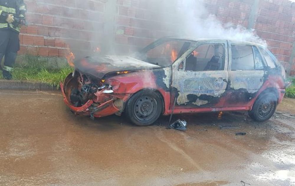 Carro consumido pelo fogo em Água Doce