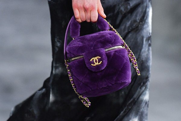 Bolsa roxa em pelo da Chanel