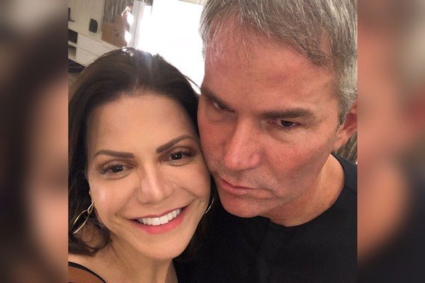 Na imagem colorida, um homem e uma mulher estão posicionados no centro