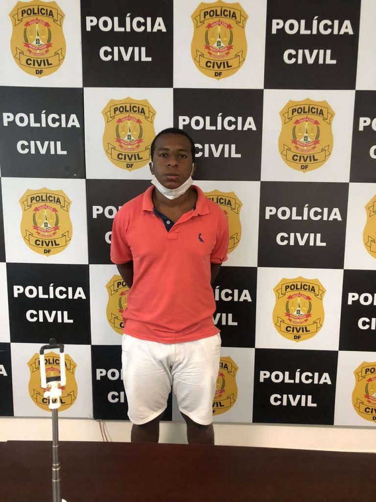 Homem de camisa rosa e bermuda branca
