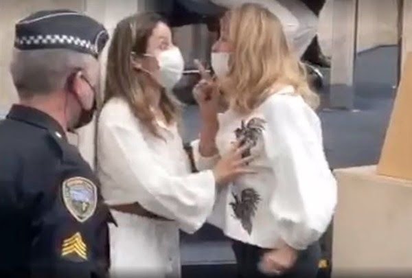 Discussão entre as vereadoras Cris Monteiro (à dir.) e Janaína Lima na Câmara dos Vereadores de São Paulo