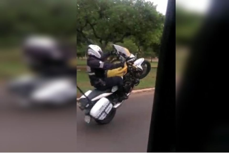 Piloto com adesivo da Rocam na moto é flagrado dando empinadas