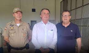 Deputado Coronel Armando (camisa azul) à esquerda de Bolsonaro
