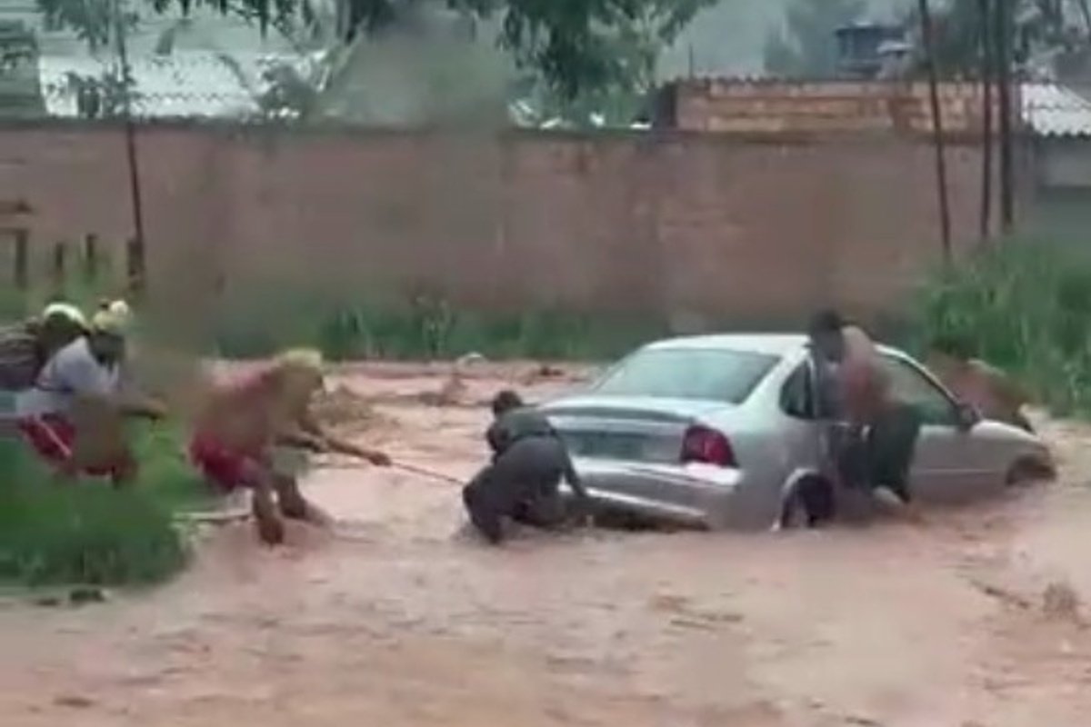 VÍDEOS: Carros boiam e motoristas ficam ilhados durante chuva em