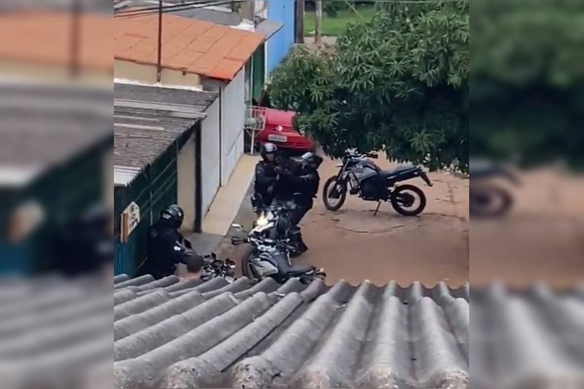 Homem cercado por policiais