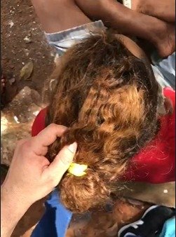 Mão em cabelo