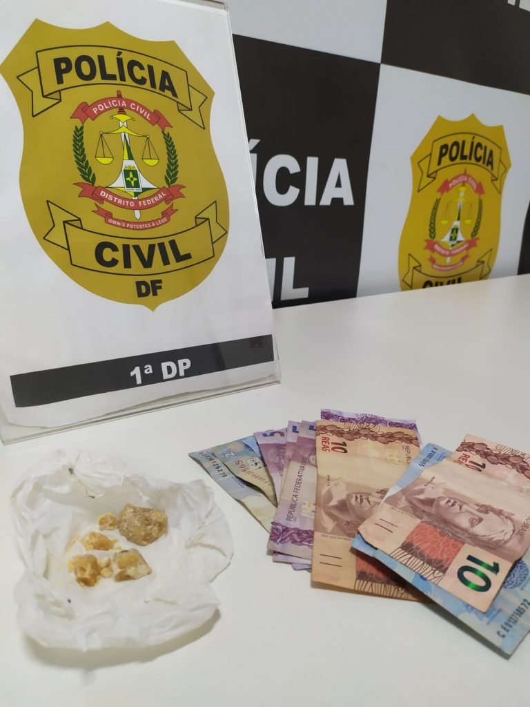 Dinheiro e droga em mesa