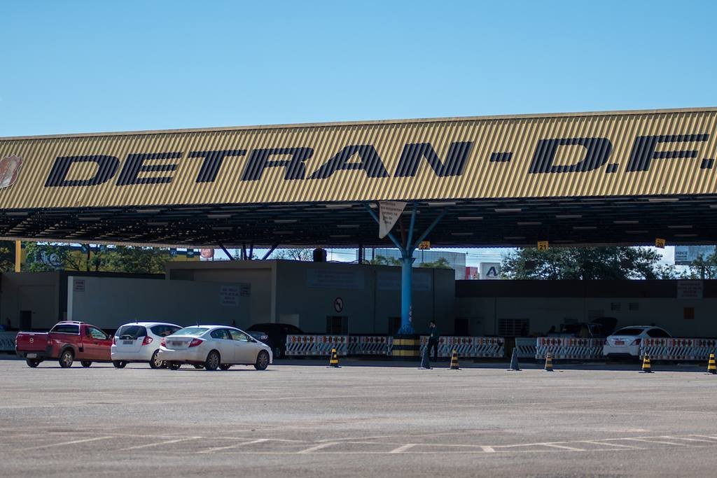 Fotografia colorida da fachada do Detran-DF