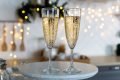 Taças de espumante com luzes ao fundo