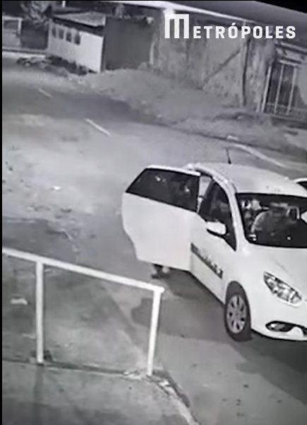 carro parado com portas abertas