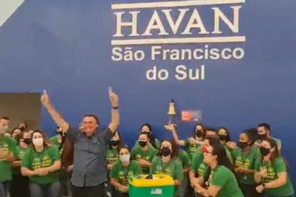 Bolsonaro canta com funcionários de loja da Havan em SC