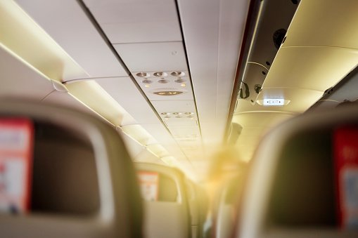 visão de corredor de avião