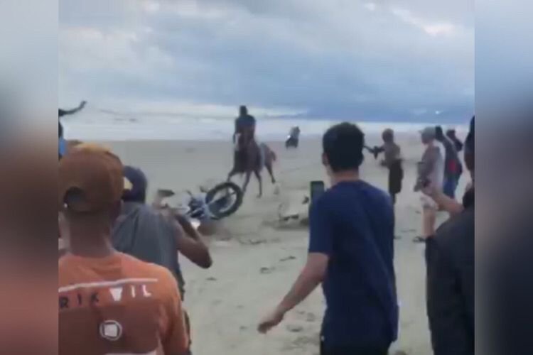 Mulher cachorro atropelado praia peruibe sao paulo corrida moto cavalo