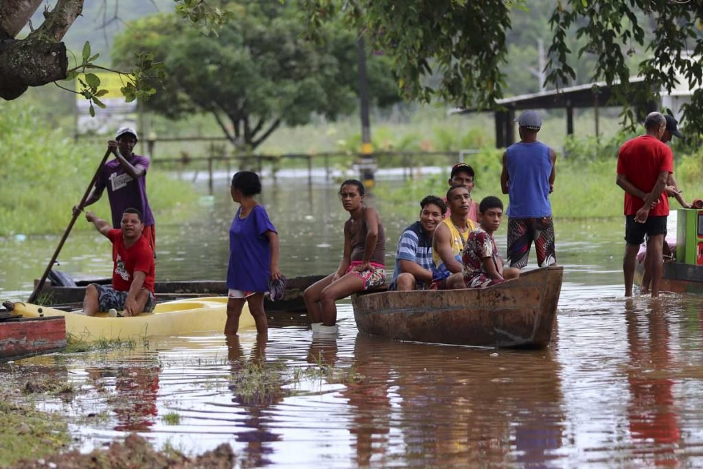 Inundações causadas por fortes chuvas estão afetando mais de 100 municípios do norte do estado da Bahia