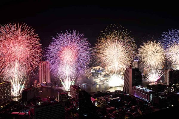 fogos de artifício durante a virada de ano novo 2022 tailandia reveillon mundo