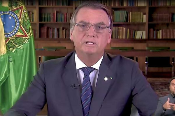 Bolsonaro fala sobre vacina e critica rivais em mensagem de fim de ano