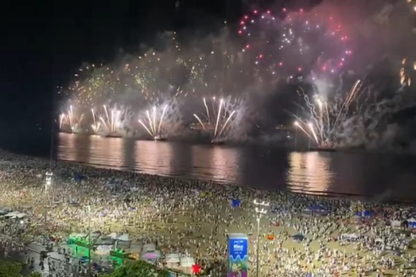 31/12/2021 Rio de Janeiro RJ Movimentação na areia da praia de Copacabana onde Cariocoas e Turistas esperam o Réveillon