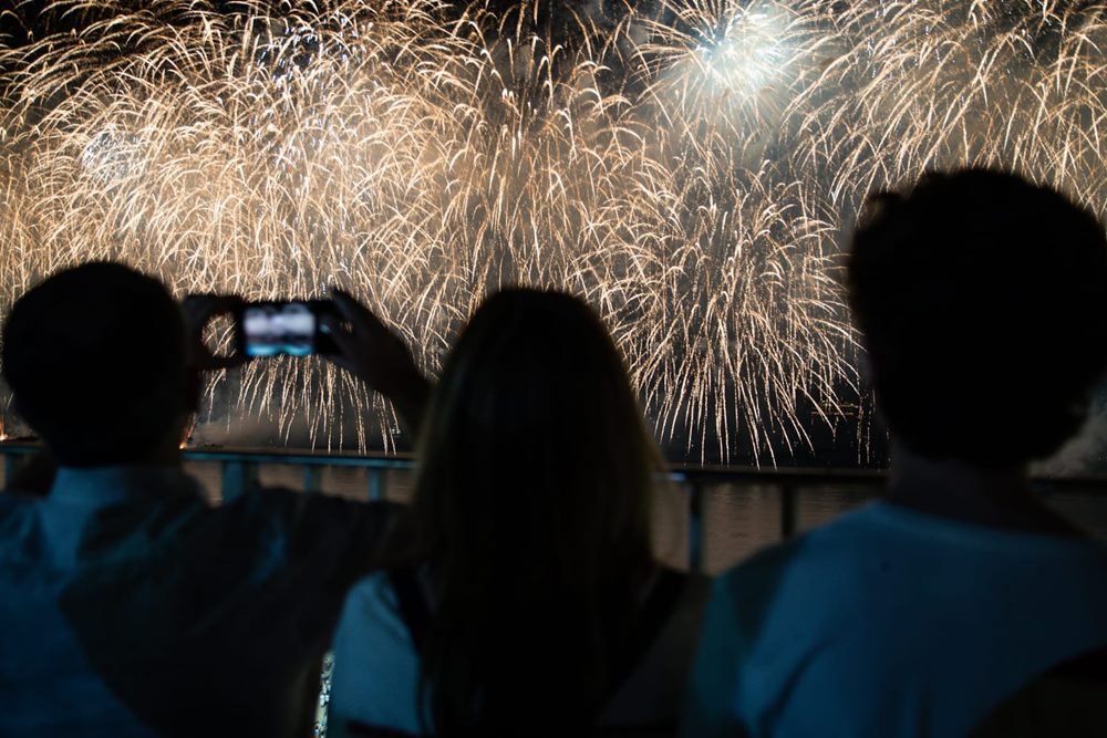 reveillon copacabana brasil virada ano fogos praia pandemia 4