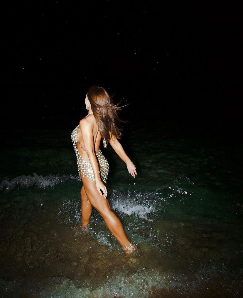 Rafa K. de vestido de pedrarias transparente no Ano-Novo